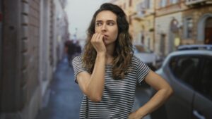 Personne paisible pratiquant la respiration consciente pour gérer l'anxiété face à l'incertitude