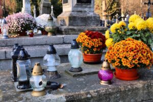 Chrysanthèmes sur une tombe à la Toussaint — réflexion biblique sur la mort et l’espérance